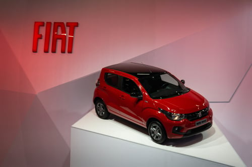 Carro próprio e miniatura do Fiat Mobi Like