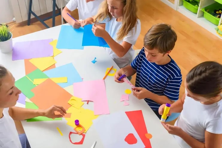 Crianças realizando atividades em casa durante as ferias escolares