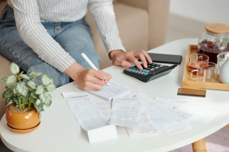 Mulher organizando seus gastos financeiros